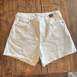 NWT Abercrombie & Fitch Curve Love High Rise
Dad Short Size 32/14